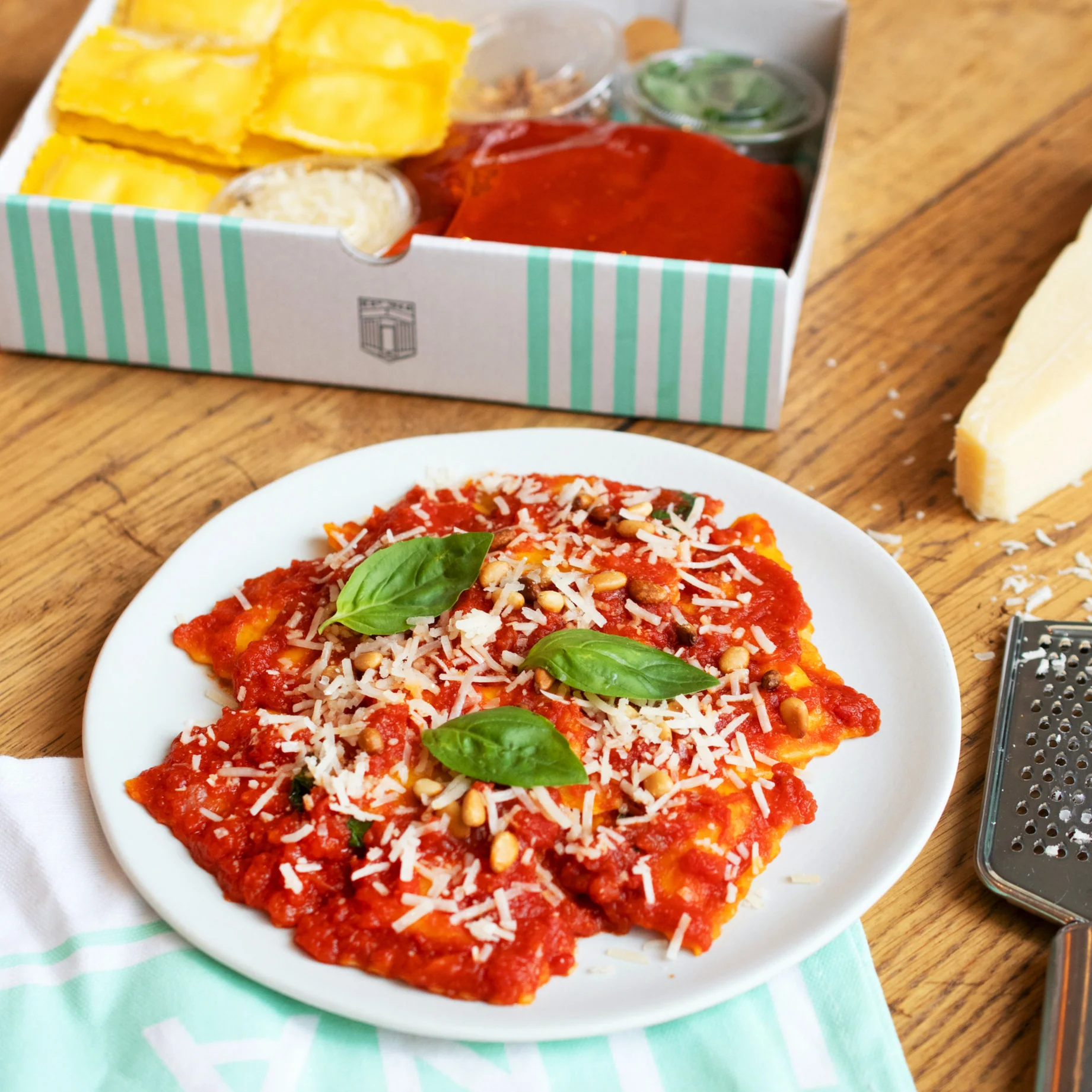 Stracciatella Ravioli with fresh Tomato Sauce and Pine Nuts, Pasta Kit - Image 4